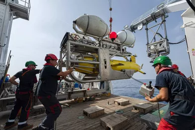  «Seconde phase de la nouvelle campagne de recherche du sous-marin La Minerve, disparu le 27 janvier 1968 au large de Toulon. Du 3 au 13 juillet 2019, l’Antea, navire de recherche pluridisciplinaire de l'Institut de Recherche pour le Développement (IRD), met en œuvre un drone sous-marin AsterX de l’IFREMER chargé de rechercher des anomalies sur le fond marin, à environ 2300 mètres sous la surface de l’eau.Àl'image, mise à l'eau du drone AsterX.»