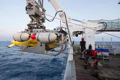  «Seconde phase de la nouvelle campagne de recherche du sous-marin La Minerve, disparu le 27 janvier 1968 au large de Toulon. Du 3 au 13 juillet 2019, l’Antea, navire de recherche pluridisciplinaire de l'Institut de Recherche pour le Développement (IRD), met en œuvre un drone sous-marin AsterX de l’IFREMER chargé de rechercher des anomalies sur le fond marin, à environ 2300 mètres sous la surface de l’eau.Àl'image, récupération du drone AsterX à bord de l'Antea.»