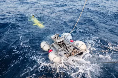  «Seconde phase de la nouvelle campagne de recherche du sous-marin La Minerve, disparu le 27 janvier 1968 au large de Toulon. Du 3 au 13 juillet 2019, l’Antea, navire de recherche pluridisciplinaire de l'Institut de Recherche pour le Développement (IRD), met en œuvre un drone sous-marin AsterX de l’IFREMER chargé de rechercher des anomalies sur le fond marin, à environ 2300 mètres sous la surface de l’eau.Àl'image, récupération du drone AsterX à bord de l'Antea.»
