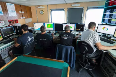  «Seconde phase de la nouvelle campagne de recherche du sous-marin La Minerve, disparu le 27 janvier 1968 au large de Toulon. Du 3 au 13 juillet 2019, l’Antea, navire de recherche pluridisciplinaire de l'Institut de Recherche pour le Développement (IRD), met en œuvre un drone sous-marin AsterX de l’IFREMER chargé de rechercher des anomalies sur le fond marin, à environ 2300 mètres sous la surface de l’eau.Àl'image, le personnel embarqué du SHOM analyse les données récoltées la veille par le drone AsterX.»