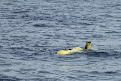  «Seconde phase de la nouvelle campagne de recherche du sous-marin La Minerve, disparu le 27 janvier 1968 au large de Toulon. Du 3 au 13 juillet 2019, l’Antea, navire de recherche pluridisciplinaire de l'Institut de Recherche pour le Développement (IRD), met en œuvre un drone sous-marin AsterX de l’IFREMER chargé de rechercher des anomalies sur le fond marin, à environ 2300 mètres sous la surface de l’eau.Àl'image, mise à l'eau du drone AsterX.»