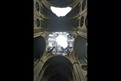 L’intégralité de la toiture de Notre-Dame, trouée par la chute de la flèche, devra être reconstruite.