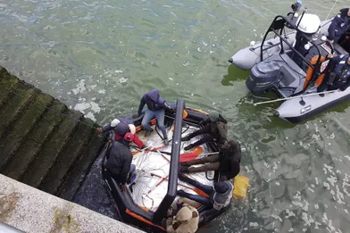 Sept migrants embarqués sans gilets de sauvetage sur un radeau de survie ont été remorqués jusqu’au port de Calais par les policiers de la CRS 15.