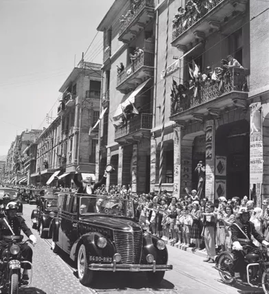 Le président Auriol saluant la foule rue d’Arzew, à Oran, lors de sa visite en Algérie du 29 mai au 5 juin 1949.