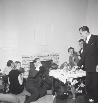 A Alger, en 1951, de jeunes pieds-noirs se retrouvent entre amis dans le salon d’un immeuble cossu.