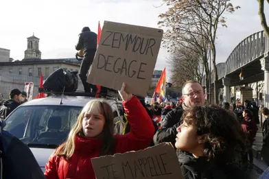 Des manifestants anti-Zemmour à Paris, le 5 décembre 2021.