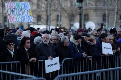 Selon les organisateurs, 20.000 personnes se sont réunies place de République à Paris pour lutter contre l'antisémitisme.
