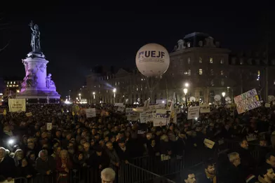 Selon les organisateurs, 20.000 personnes se sont réunies place de République à Paris pour lutter contre l'antisémitisme.