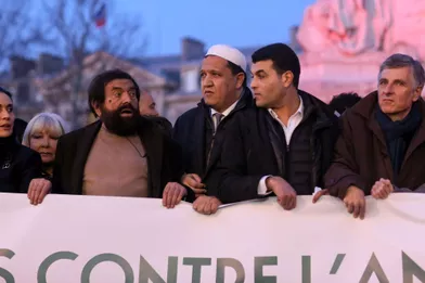 Marek Halter etHassen Chalghoumiau rassemblement contre l'antisémitisme à Paris, le 19 février 2018.