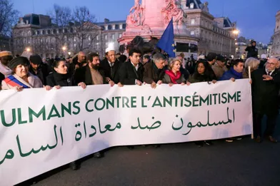 Marek Halter etHassen Chalghoumiau rassemblement contre l'antisémitisme à Paris, le 19 février 2018.