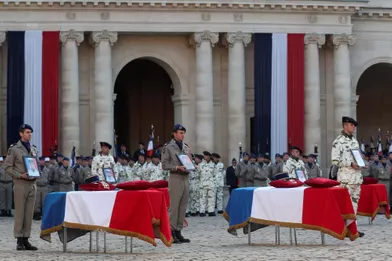 Hommage aux Invalides aux 13 soldats tués au Mali.