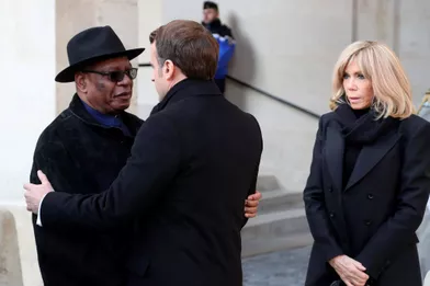 Aux côtés de son épouse Brigitte, Emmanuel Macron salueIbrahim Boubacar Keita, président du Mali.