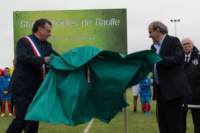 Le maire de Colombey-les-deux-églises Pascal Babouot et Michel Platini inaugurent le stade.