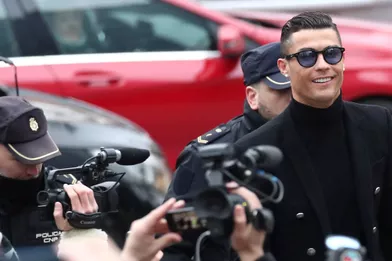 La star portugaise Cristiano Ronaldo a été condamné à deux ans de prison, une peine commuée en une amende de 18,8 millions d'euros pour fraude fiscale ce mardi. Convoqué au tribunal à Madrid, l'ancien attaquant du Real Madrid a fait le show, sourire figé de rigueur et selfies avec les fans.