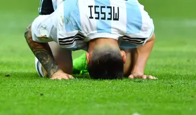 Les larmes de Messi et Maradona 