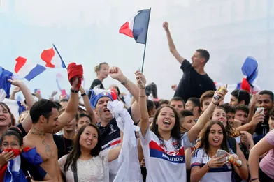 L'équipe de France de football a remporté une deuxième Coupe du monde en dominant la Croatie (4-2), dimanche, à Moscou en Russie. Et c'est tout un peuple qui chante et danse ce soir. Ici, à Lyon.