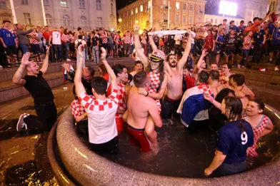 De Moscou, théâtre de la seconde demi-finale de la Coupe du monde à Zagreb, les supporters et les joueurs croates ont célébré la qualification pour la finale face à la France.