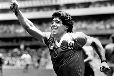 Diego Maradona exulte après avoir inscrit le premier but - la main de Dieu - face à l'Angleterre lors de la Coupe du Monde 1986.