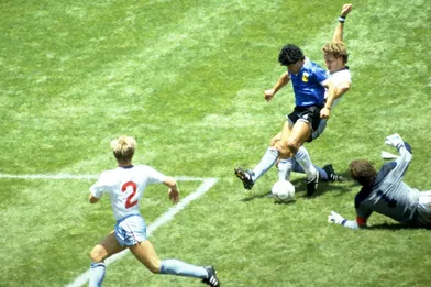Diego Maradona marque le deuxième but face à l'Angleterre lors de la Coupe du Monde 1986.