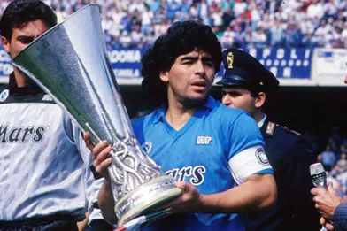 Diego Armando Maradona, la Coupe de l'UEFA dans les mains en 1990.