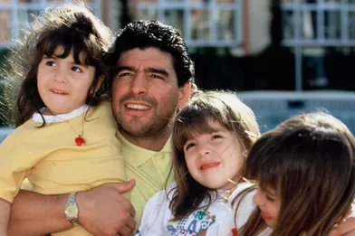 Diego Maradona avec trois de ses filles en 1992.