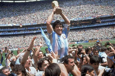Diego Maradona porte la Coupe du Monde 1986.
