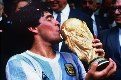 Diego Maradona embrasse la Coupe du Monde 1986.