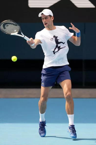 Novak Djokovic sur un des courts de l'Open d'Australie, le 11 janvier 2022.