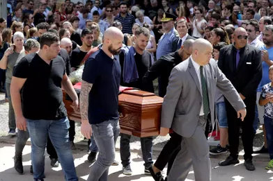 Le joueur de Nantes Nicolas Pallois (à gauche, devant), le frère d'Emiliano, Dario Sala (à gauche, derrière), et Horacio Sala (à droite, derrière), son père, portent le cercueil du footballeur.