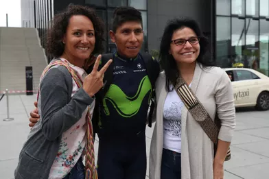 Le Colombien Nairo Quintana pose avec des touristes àDüsseldorf.