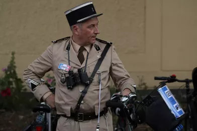 Ce fan de cyclisme habillé en policier français assiste à la présentation des équipes.