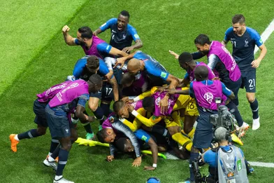 Didier Deschamps et les 23 Bleus au moment du coup de sifflet final.