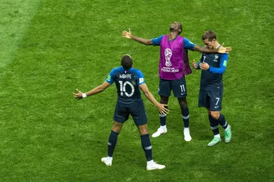 Didier Deschamps et les 23 Bleus au moment du coup de sifflet final.