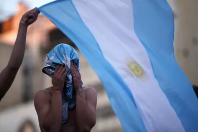Les Argentins pleurent leur idole Diego Maradona.