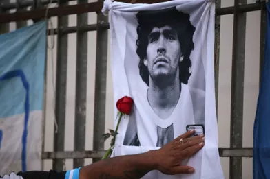 Les Argentins pleurent leur idole Diego Maradona.