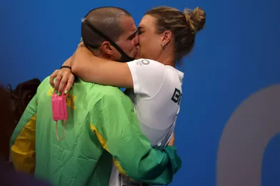 Le baiser de la victoireLe Brésilien Bruno Fratus embrasse sa femme et entraîneure Michelle Lenhardt après avoir remporté la médaille de bronze en 50 mètres nage libre.