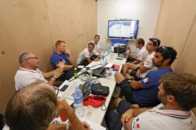 Le 10 septembre, dernière réunion autour de Bertrand Pacé, le coach (à g.), et de Franck Cammas (au centre).