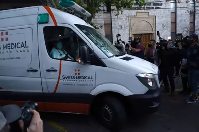 Une ambulance transporte Diego Maradona afin qu'il subisse une opération chirurgicale.