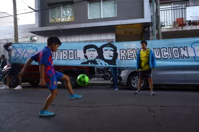 Des fans se sont réunis devant la clinique où Diego Maradona était opéré, le 4 novembre 2020 à Buenos Aires.