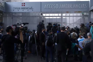 Des fans se sont réunis devant la clinique où Diego Maradona était opéré, le 4 novembre 2020 à Buenos Aires.