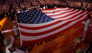 Un drapeau américain est levé pendant la cérémonie d'ouverture de cette finale.
