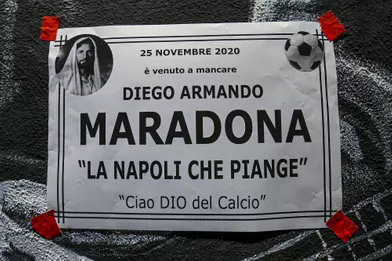 La ville de Naples pleure Diego Maradona, le footballeur qui a redonné sa fierté aux Napolitains.