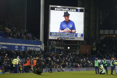 A Liverpool, Sylvester Stallone, vêtu des couleurs de l'équipe d'Everton, est apparu sur grand écran, pour le match du championnat anglais face àWest Bromwich Albion.