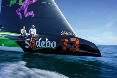Thomas Rouxel (à g.) et Thomas Coville sur le flotteur tribord de « Sodebo Ultim 3 ».