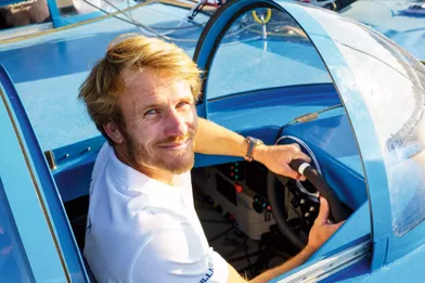 François Gabart à bord de «SVRLazartigue ». Pour limiter les frottements de l’air, il a conçu un cockpit réduit… avec un volant de karting.