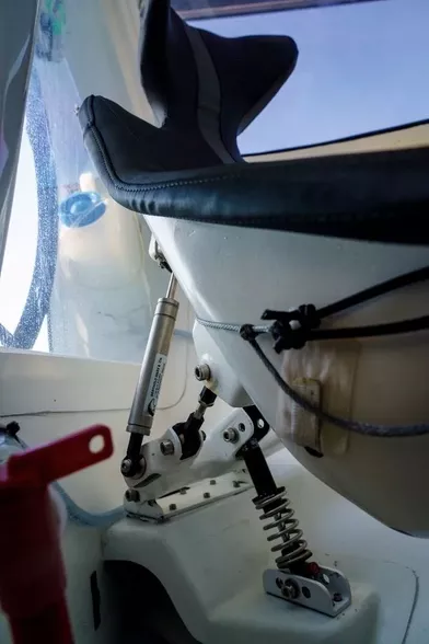 Dans le cockpit de «Sodebo Ultim 3». Le siège baquet, sur suspension ressort et pneumatique, est incliné pour qu’aucune tension ne pèse sur le skippeur.
