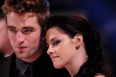 Robert Pattinson et Kristen Stewart ont mis fin, une bonne fois pour toute, à leur relation de trois ans. Alors que de nouvelles rumeurs faisaient état de problèmes dans leur couple, bancal depuis l’escapade sentimentale de l’actrice dans les bras du réalisateur Rupert Sanders, la rupture a été définitive au printemps dernier.