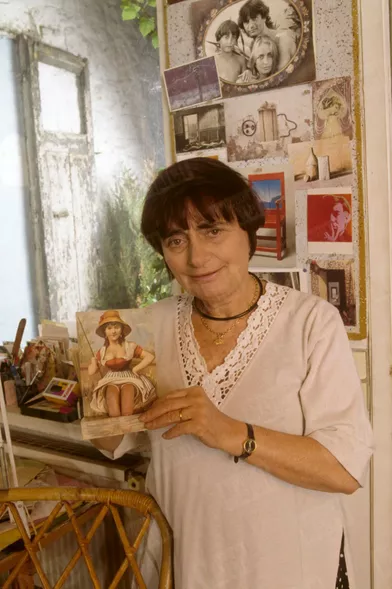 Agnès Varda devant sa collection de cartes postales insolites.