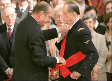 À l’Élysée, le 14 mars 2005, Jacques Chirac remet à l’amiral les insignes de grand-croix de la Légion d’honneur.