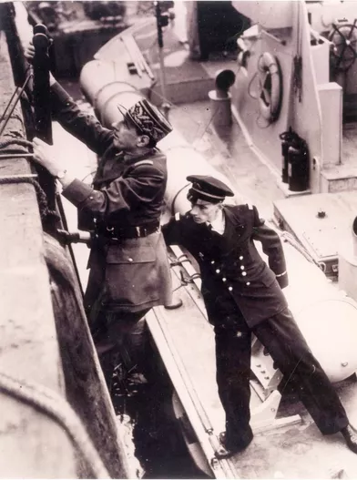L’enseigne de vaisseau avec son père, le général de Gaulle, dans le port de Weymouth en Angleterre, en 1943.